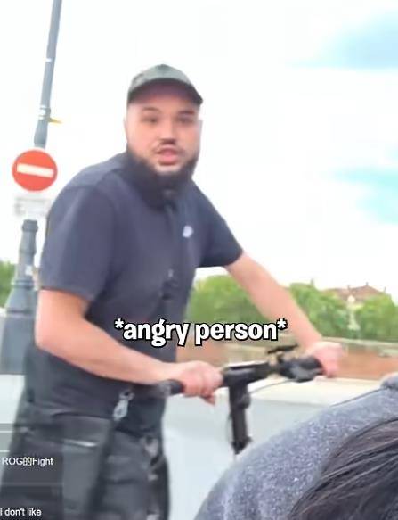 진니티를 공격한 행인 ['진니티'의 영상 캡처. 재판매 및 DB 금지]