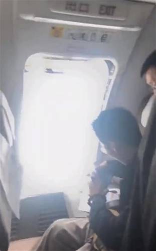 중국 여객기서 승객이 비상구 무단 개방 [지무뉴스 캡처. 재판매 및 DB금지]