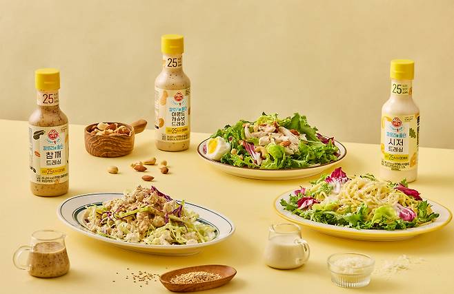 오뚜기 칼로리를 줄인 드레싱 3종 연출컷. 오뚜기 제공