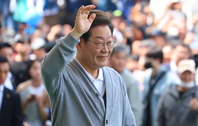 남도문화벨트 골목골목 경청투어에 나선 더불어민주당 이재명 대선 후보가 11일 전남 해남군 해남읍 군민광장을 방문해 연설에 앞서 지지자들에게 인사를 하고 있다. 연합뉴스