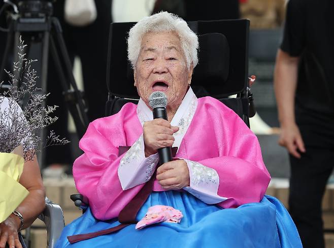 지난 2023년 8월 12일 경기도 광주 나눔의집에서 열린 2023 일본군 '위안부' 피해자 기림의날 기념식에서 발언하는 이옥선 할머니. 연합뉴스