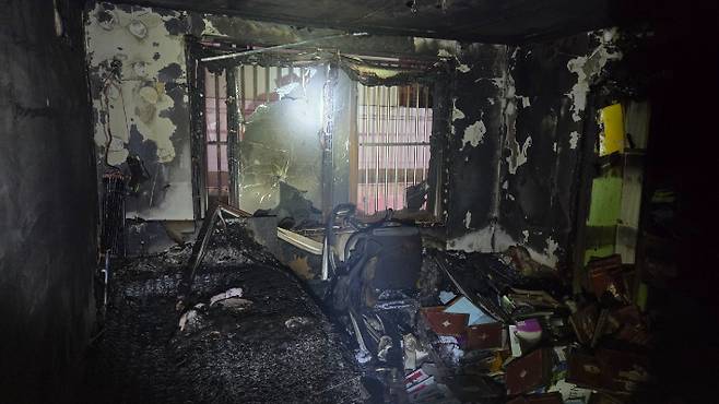 11일 오후 8시쯤 광주 남구 봉선동의 한 빌라에서 화재가 발생해 15분여만에 꺼졌다. 광주 남부소방서 제공