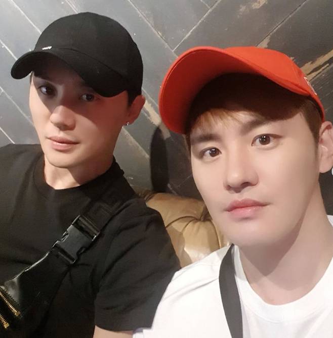 김무영(오른쪽)과 쌍둥이 동생 김준수. 김무영 SNS 캡처