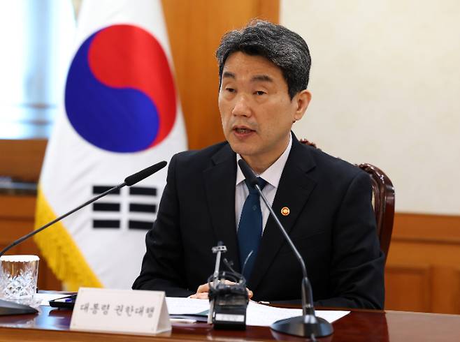 이주호 대통령 권한대행 부총리 겸 교육부 장관이 12일 정부서울청사에서 제21대 대통령 선거 대비 공명선거 관계장관회의를 하고 있다. 연합뉴스