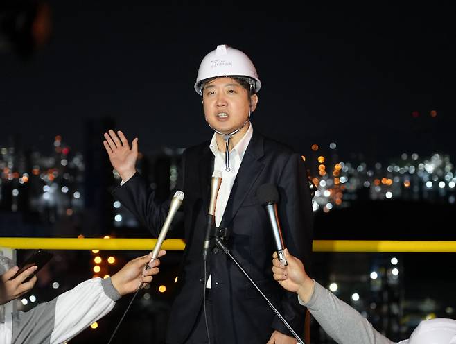 제21대 대통령 선거 공식 선거운동 첫날인 12일 새벽 개혁신당 이준석 대선 후보가 전남 여수시 금호피앤비화학 여수2공장을 방문해 발언하고 있다. 개혁신당 제공