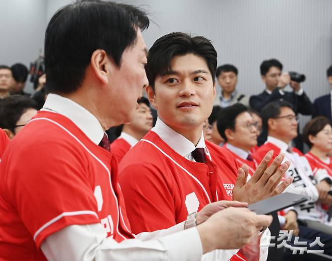 국민의힘 비상대책위원장으로 내정된 김용태 의원이 12일 서울 여의도 국민의힘 중앙당사에서 열린 중앙선대위 회의 및 중앙선대위 임명장 수여식에 참석하고 있다. 윤창원 기자