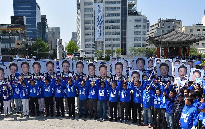 더불어민주당 광주 선거대책위원회는 12일 오후 2시 5·18 민주 광장에서 출정식을 열고 제21대 대통령 선거에서 정권 교체를 향한 총력 선거 체제에 돌입했다. 더불어민주당 광주광역시당 제공