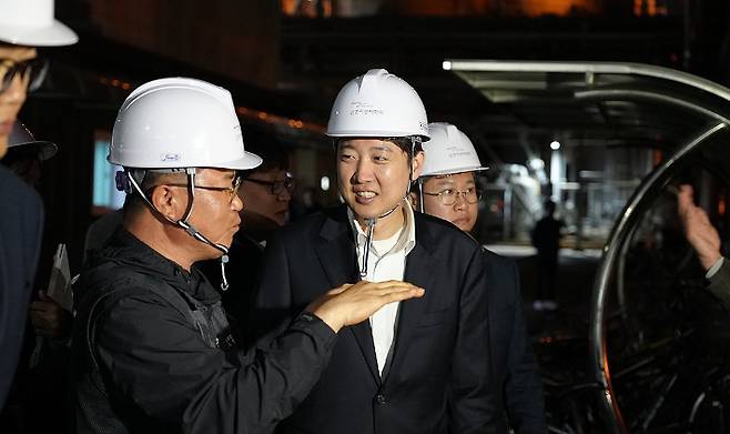 제21대 대통령 선거 공식 선거운동 첫날인 12일 새벽 개혁신당 이준석 대선 후보가 전남 여수시 금호피앤비화학 여수2공장을 방문해 현장을 둘러보고 있다. 개혁신당 제공