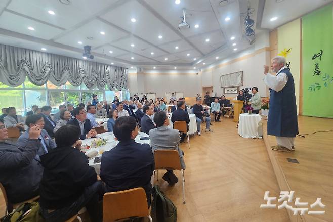 감리교농촌선교훈련원이 12일 서울 중구 예장동 문학의집 서울에서 개원 30주년 기념식을 개최했다. 농촌선교훈련원 차흥도 원장이 기념식 참석자들을 소개하고 있다. 송주열 기자