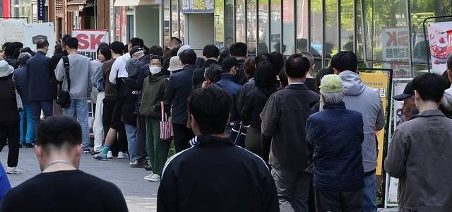 시민들이 유심 교체를 위해 서울 시내 한 SKT 대리점에서 줄을 선 모습. 연합뉴스