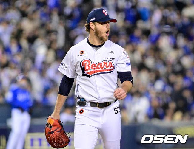 [OSEN=잠실, 조은정 기자]28일 서울 송파구 잠실야구장에서 2025 신한 SOL Bank KBO리그 두산 베어스와 삼성 라이온즈의 경기가 열렸다.이날 홈팀 두산은 콜어빈을, 원정팀 삼성은 후라도를 선발 투수로 내세웠다.7회초 이닝을 마친 두산 콜어빈이 더그아웃으로 향하며 삼성 박병호를 향해 소리치고 있다. 2025.03.28