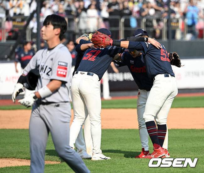 [OSEN=수원, 이대선 기자] 롯데가 다승 단독 선두 박세웅의 명품투를 앞세워 4연승을 달렸다.프로야구 롯데 자이언츠는 11일 수원KT위즈파크에서 열린 2025 신한 SOL뱅크 KBO리그 KT 위즈와의 시즌 5차전에서 6-1로 승리했다.경기 종료 후 롯데 선수들이 승리의 기쁨을 나누고 있다. 2025.05.11 /sunday@osen.co.kr