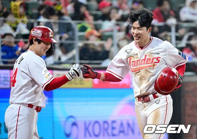 [OSEN=인천, 최규한 기자] 11일 오후 인천 SSG랜더스필드에서 ‘2025 신한 SOL Bank KBO리그’ SSG 랜더스와 KIA 타이거즈의 더블헤더 2차전 경기가 열렸다.이날 홈팀 SSG는 김광현, 방문팀 KIA는 양현종을 선발로 내세웠다.6회말 무사 3루 상황 SSG 최지훈의 동점 1타점 희생플라이 때 득점에 성공한 채현우가 최정과 인사를 나누고 있다. 2025.05.11 / dreamer@osen.co.kr