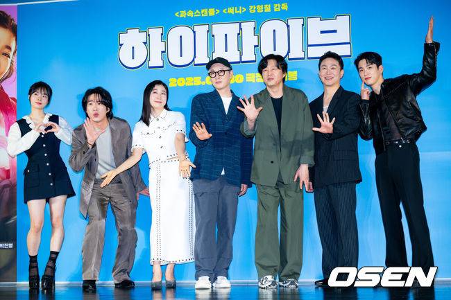 [OSEN=민경훈 기자] 12일 서울 롯데시네마 건대입구에서 영화 '하이파이브' 제작보고회가 열렸다.'하이파이브'(강형철 감독)는 장기이식으로 우연히 각기 다른 초능력을 얻게 된 다섯 명이 그들의 능력을 탐하는 자들과 만나 벌어지는 이야기를 그린 코믹 액션 활극으로 오는 30일 개봉예정이다.강형철 감독과 배우 이재인, 안재홍, 라미란, 김희원, 오정세, 박진영이 포토타임을 갖고 있다. 2025.05.12 /rumi@osen.co.kr