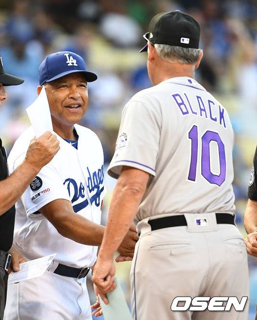 [OSEN=LA(미국 캘리포니아주), 최규한 기자] LA 다저스 데이브 로버츠 감독과 콜로라도 버드 블랙 감독이 경기 전 라인업을 교환하며 인사를 나누고 있다. /dreamer@osen.co.kr
