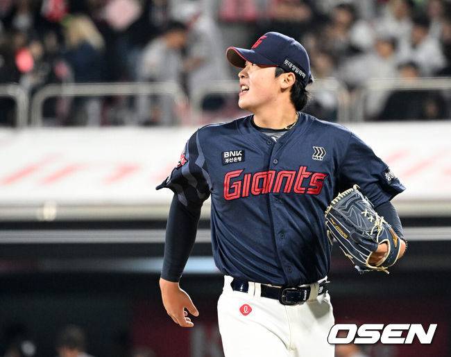 [OSEN=수원, 이대선 기자] 11일 오후 수원 KT위즈파크에서 2025 신한 SOL Bank KBO리그 KT 위즈와 롯데 자이언츠의 더블헤더 2차전 경기가 열렸다.KT는 오원석, 롯데는 이민석을 선발 투수로 내세웠다.6회말 2사 만루에서 KT 장진혁을 땅볼로 처리한 롯데 이민석이 미소를 짓고 있다. 2025.05.11 /sunday@osen.co.kr