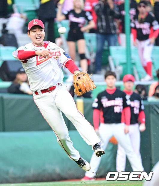 [OSEN=인천, 최규한 기자] 11일 오후 인천 SSG랜더스필드에서 ‘2025 신한 SOL Bank KBO리그’ SSG 랜더스와 KIA 타이거즈의 더블헤더 2차전 경기가 열렸다.이날 홈팀 SSG는 김광현, 방문팀 KIA는 양현종을 선발로 내세웠다.3회초 2사 1루 상황 KIA 박찬호의 내야 땅볼 때 타구를 잡은 SSG 3루수 김수윤이 1루로 송구하고 있다. 2025.05.11 / dreamer@osen.co.kr