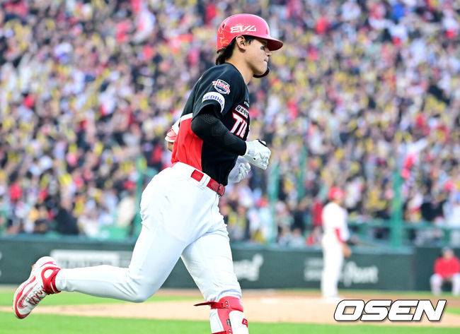 [OSEN=인천, 최규한 기자] 프로야구 SSG 랜더스가 KIA 타이거즈에 승리하며 3연패에서 벗어났다.&nbsp;SSG는&nbsp;11일 인천SSG랜더스필드에서 열린 2025 KBO리그 KIA와 더블헤더 1차전에서 8-4로 승리했다.&nbsp;SSG 조형우가 4타수 2안타 3타점으로 활약했다. 선발 미치 화이트는 5이닝 동안 4피안타(1피홈런) 4볼넷 3탈삼진 3실점(2자책)으로 시즌 3승째를 기록했다.4회초 1사 주자없는 상황 KIA 김도영이 선제 좌중간 솔로포를 날리고 그라운드를 돌고 있다. 2025.05.11 / dreamer@osen.co.kr