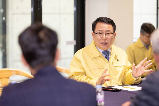 ▲정헌율 익산시장은 이와 관련해 "어려운 경제상황에서 이번 다이로움 정책지원금 정책이 시민들에게 도움이 되길 바란다"고 말했다. 간부회의를 주재하는 정헌율 익산시장 ⓒ익산시