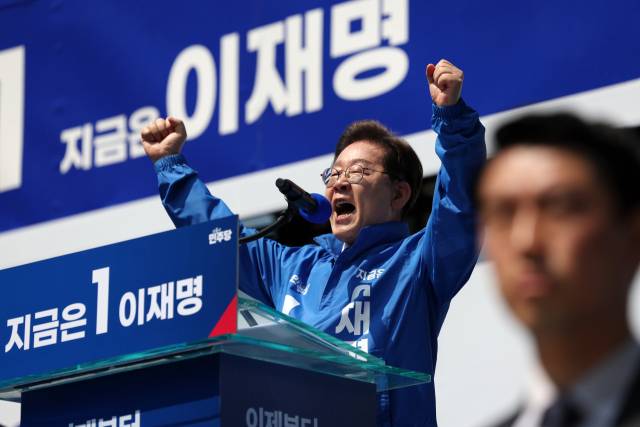 ▲더불어민주당 이재명 대선 후보가 6·3 대통령선거 공식 선거운동 첫날인 12일 서울 광화문 청계광장에서 열린 중앙선대위 출정식 및 첫 유세에서 시민들에게 지지를 호소하고 있다. ⓒ연합뉴스