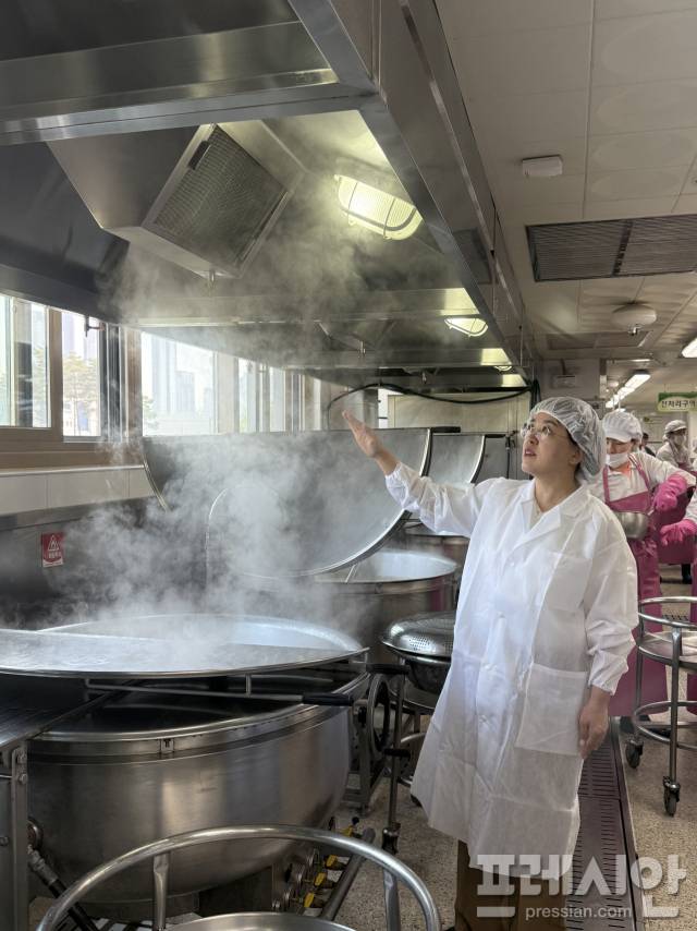 ▲12일 김인숙 화성오산교육지원청 교육장이 일선 학교를 찾아 급식실의 위생 및 안전상태를 점검하고 있다. ⓒ화성오산교육지원청