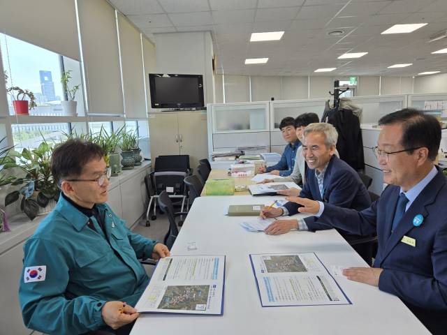 ▲유희태 완주군수가 12일 세종청사에서 주요 부처 관계자들에게 지역 현안 관련 국비 지원을 요청하고 있다. ⓒ완주군 제공