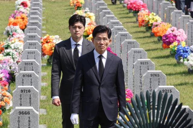 ▲국민의힘 김문수 대선 후보가 12일 국립대전현충원을 찾아 고 한주호 준위 묘역으로 이동하고 있다. ⓒ연합뉴스