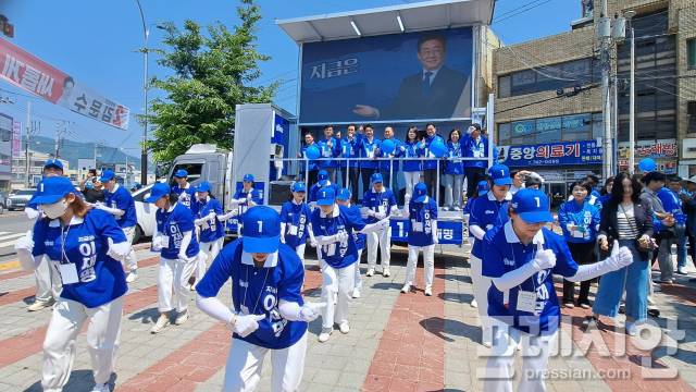 ▲12일 전남 순천시 아랫장에서 더불어민주당 전남도당 대선 선거운동 출정식이 열리고 있다.2025.5.12ⓒ프레시안(지정운)