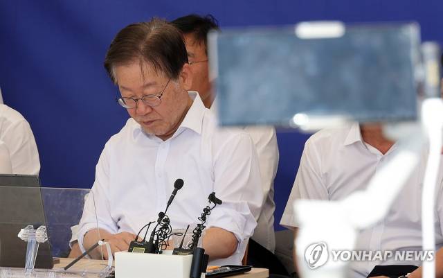 2023년 9월 당시 이재명 더불어민주당 대표가 단식중 국회 앞 천막에 앉아 있다. 연합뉴스