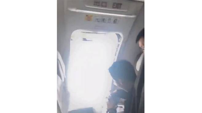 중국 여객기서 승객이 비상구 무단 개방
