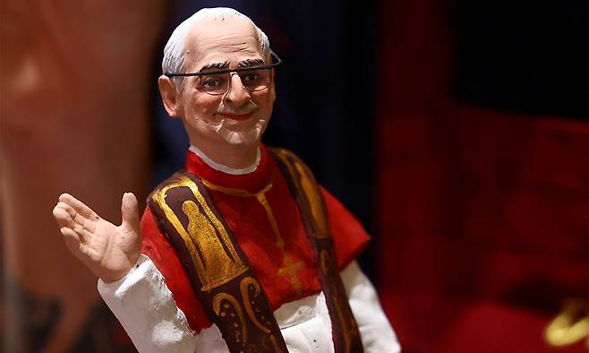 교황 레오 14세를 묘사한 조각품 나폴리=로이터연합뉴스