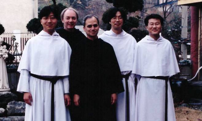 레오 14세(가운데)가 2002년 한국을 방문해 성 아우구스띠노 수도회 한국지부의 수도사들과 기념촬영을 하고 있다. 성 아우구스띠노 수도회 한국지부 제공