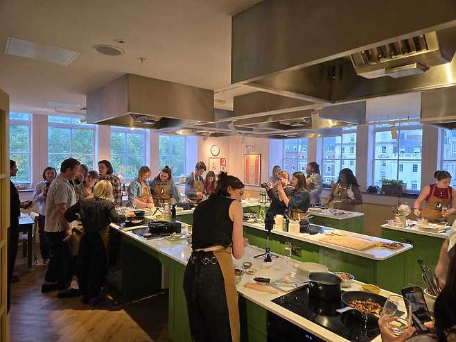 삼성전자 비스포크 AI 주방가전으로 단장한 영국 런던 제이미 올리버의 키친 스튜디오에서 참가자들이 쿠킹 클래스를 체험하고 있다.&nbsp;삼성전자 제공