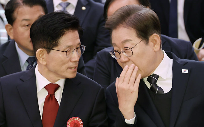 이재명 더불어민주당 대선 후보와 김문수 국민의힘 대선 후보가 5일 서울 종로구 조계사에서 열린 부처님오신날 봉축법요식에서 대화를 나누고 있다. (대통령실통신사진기자단)