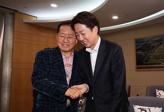 지난 10일 홍준표 전 대구광역시장(왼쪽)이 인천국제공항 제1여객터미널에서 미국 출국을 앞두고 배웅온 개혁신당 이준석 대선후보와 악수하고 있다. 인천공항=뉴시스