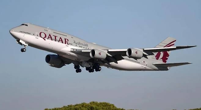 카타르 정부 소유의 비행기인 보잉&nbsp;747-8Z5 기종. 조만간 도널드 트럼프 미국 대통령 측에&nbsp;이전돼 새 에어포스원으로 쓰일&nbsp;기종과 흡사하다는&nbsp;평가를 받는다. 게티이미지 제공