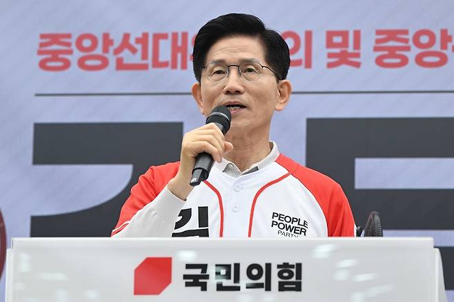 국민의힘 김문수 대선 후보가 12일 서울 여의도 국민의힘 중앙당사에서 열린 중앙선거대책위원회 임명장 수여식에서 인사말을 하고 있다. 공동취재