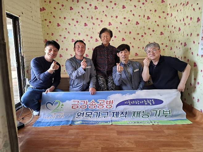 한울본부 목공동호회가 직접 제작한 원목가구를 전달한 뒤 기념촬영을 하고 있다. 한울본부 제공