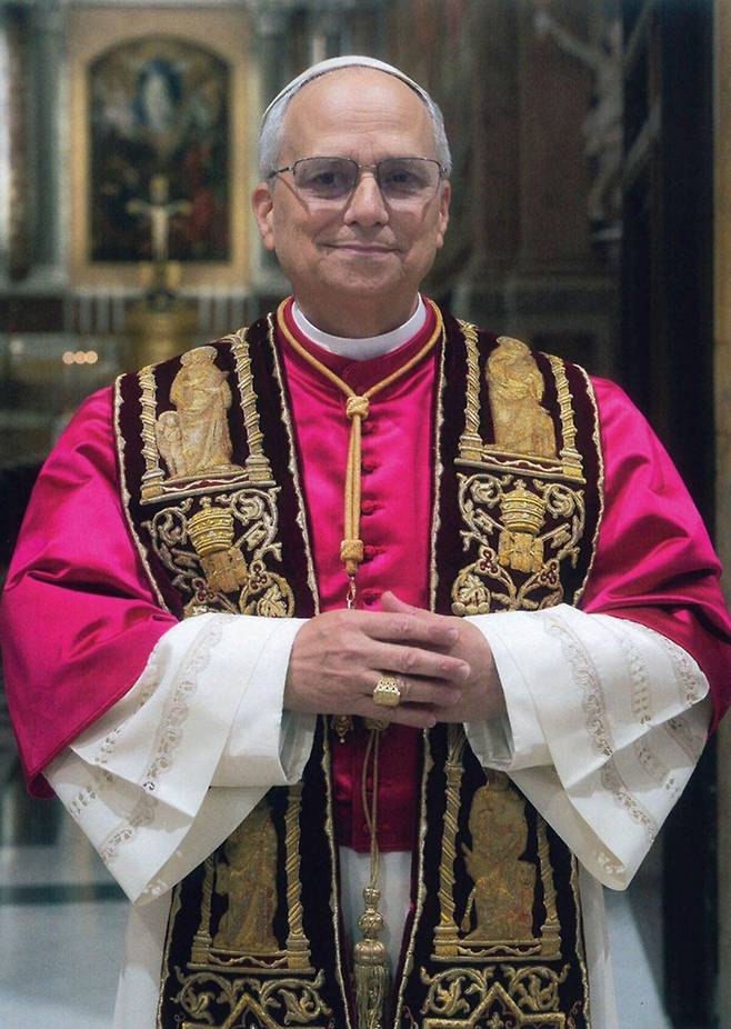 10일(현지시간) 교황청 공식 매체인 바티칸미디어가 레오 14세의 공식 초상 사진과 서명을 공개했다. 레오 14세는 새로 선출된 교황의 전통복장인 진홍색 망토 ‘모체타’, 화려한 자수로 장식해 목에 걸어 늘어뜨리는 ‘영대’를 착용했고, 교황권의 상징인 ‘어부의 반지’를 꼈다. 바티칸미디어 제공