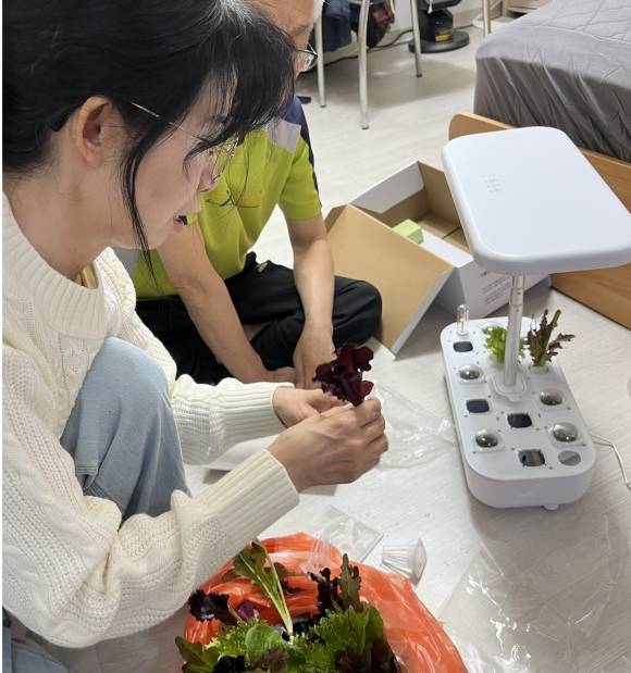 서울 중구가 지역 홀몸노인에게 ‘스마트 화분’을 지원하는 가운데 관계자가 화분 사용법 등을 안내하고 있다. 중구 제공