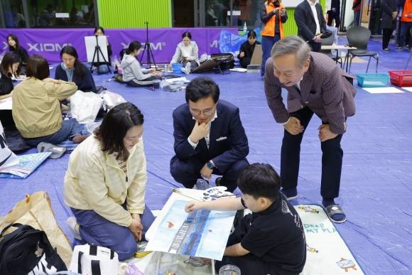 진교훈(왼쪽 두 번째) 서울 강서구청장이 지난 10일 강서구 궁동근린공원 일대에서 열린 ‘제20회 겸재전국사생대회’를 찾아 학생들이 그림 그리는 모습을 보고 있다. 강서구 제공
