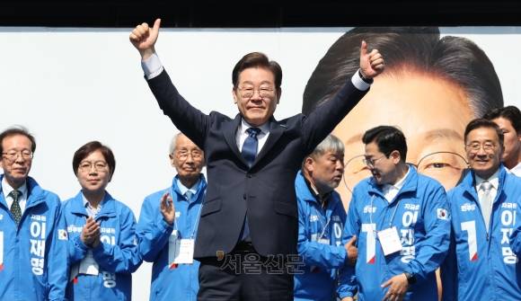 더불어민주당 이재명 대선 후보가 6·3 대통령선거 공식 선거운동 첫날인 12일 ‘빛의 혁명’을 상징하는 공간인 서울 광화문 청계광장에서 첫 유세를 시작하며 두 팔을 번쩍 들고 있다. 2025.5.12 홍윤기 기자