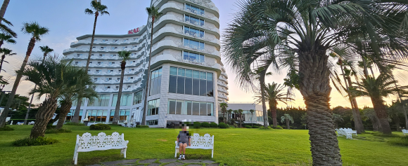 드라마 ‘폭싹 속았수다’에서 관식이와 상길이 대화를 나누는 장면을 찍은 서귀포 칼호텔 정원의 벤치 모습. 제주 강동삼 기자