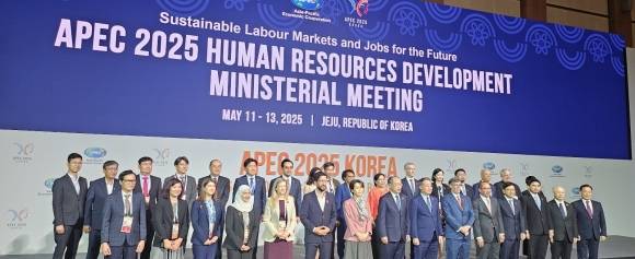 12일 오전 제주국제컨벤션센터(ICC) 탐라홀에서 열리는 아시아 태평양 경제협력체(APEC) 고용노동 장관 회의에서 김민석 고용노동부 장관 직무대행, 오영훈 제주도지사 등 세계각국 대표단들이 기념촬영을 하고 있다. 제주 강동삼 기자