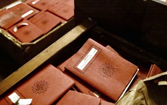 아르헨티나 대법원 지하창고에서 발견된 상자 속 나치 선전물. AP 연합뉴스