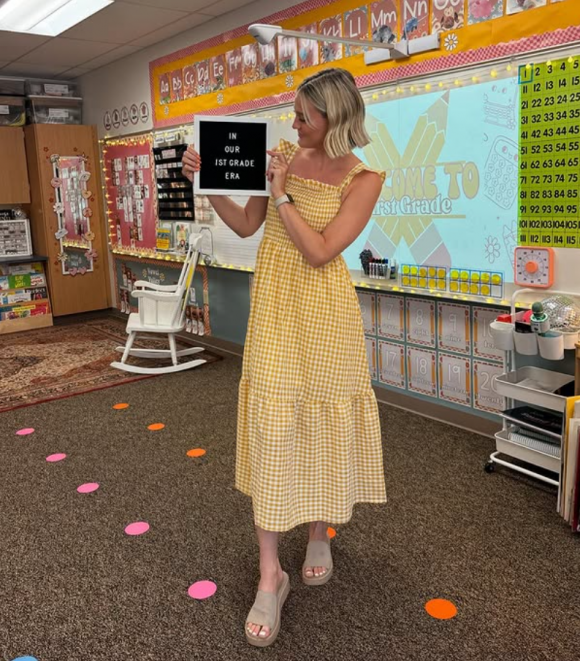 미국에서 한 초등학교 교사가 글쓰기 수업을 진행하던 중 학생들에게 ‘디테일’에 대한 깨달음을 주기 위해 땅콩버터와 딸기잼을 몸에 바른 사연이 화제다. 인스타그램 캡처