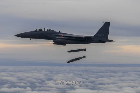 F-15K 전투기가 공대지 합동 직격탄(JDAM)을 투하하는 모습. 2022.10.4 합참 제공. 서울신문DB