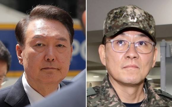 내란 우두머리 혐의로 기소된 윤석열 전 대통령이 12일 서울 서초구 중앙지법에서 오후부터 재개되는 공판에 출석하고 있다. 오른쪽은 이진우 전 육군 수도방위사령관. 2025.5.12 뉴스1