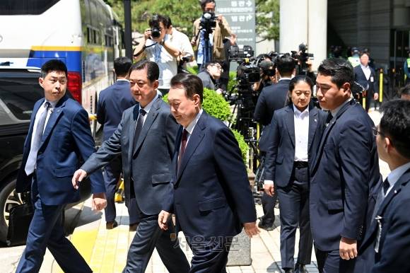 답 없이 차로 - 윤석열 전 대통령이 12일 서울 서초구 중앙지방법원에서 열린 내란 우두머리 혐의, 직권남용 권리행사방해 혐의 사건 3차 공판에서 오전 재판 종료 후 식사를 위해 나서다 취재진의 질문에 묵묵부답으로 일관하고 있다. 2025.05.12 사진공동취재단