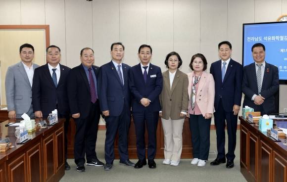 ‘전라남도 석유화학철강산업 위기대응 특별위원회’가 지난 9일 제1차 회의를 개최하고 있다.